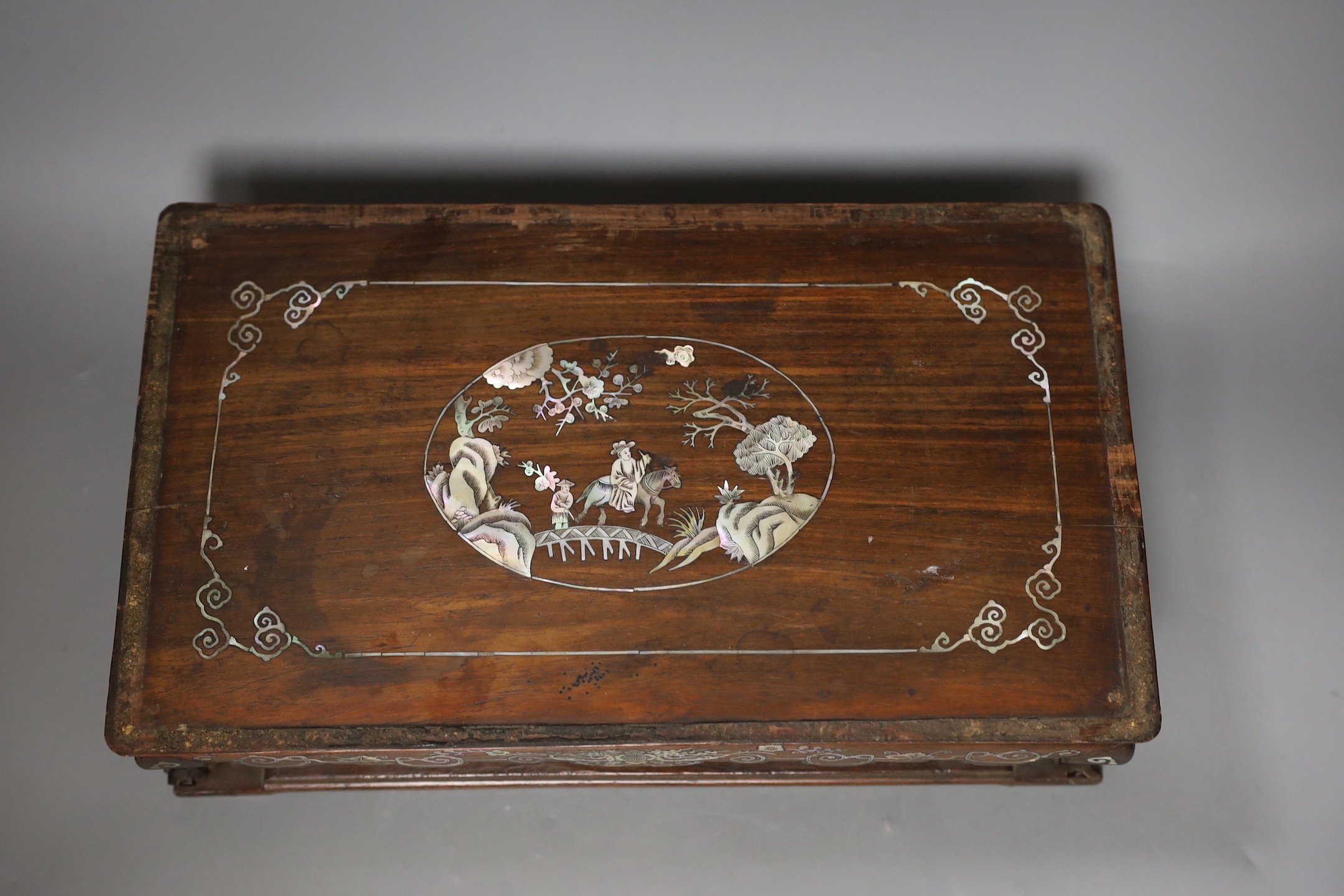 A pair of Chinese hongmu and mother of pearl inlaid stands, 19th century, 31cm wide